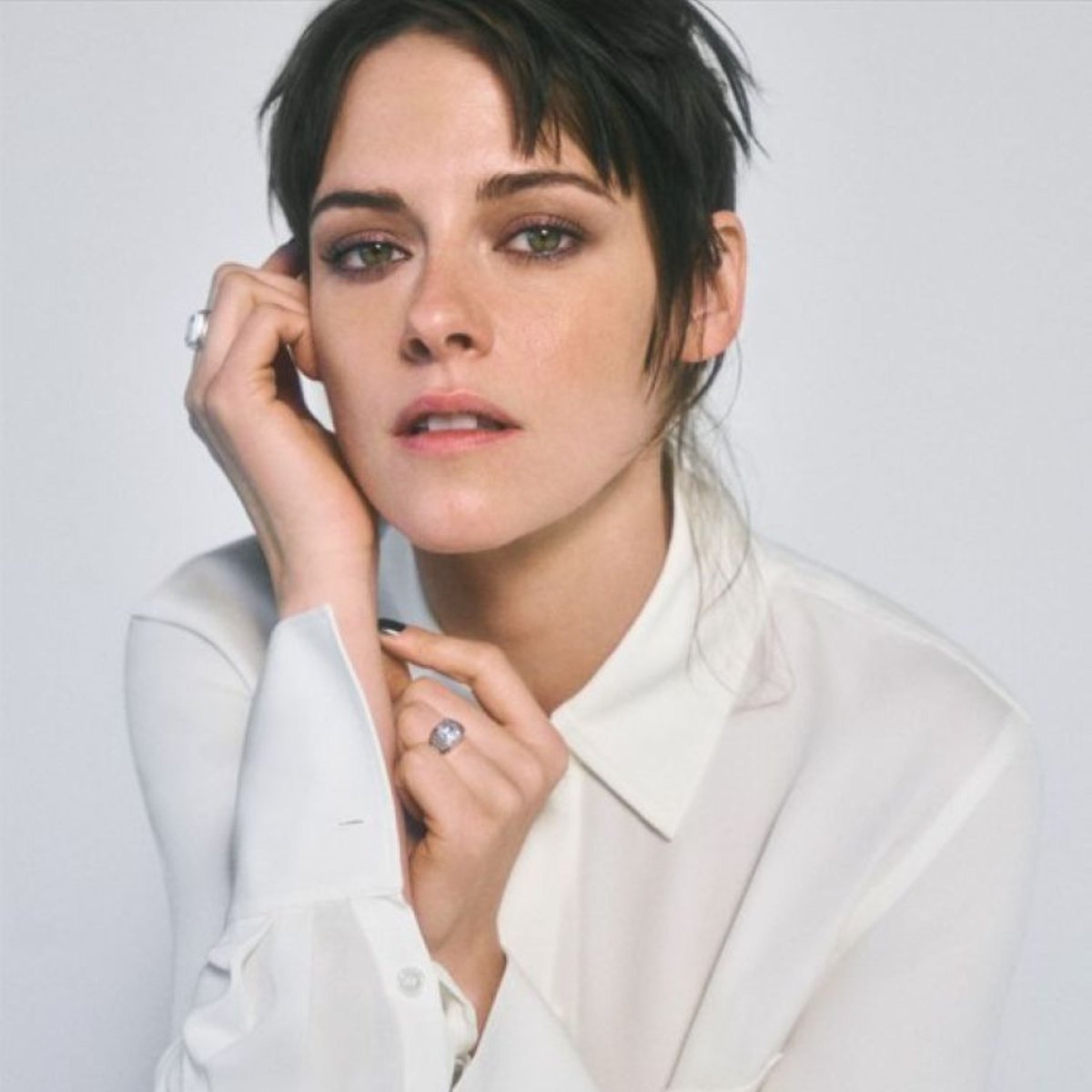 tracklist's tweet photo. 🚨 Wagner Moura estará no elenco de “FLESH OF THE GODS”, novo thriller de vampiros dirigido por Panos Cosmatos.

Segundo o DEADLINE, o ator brasileiro será estrela da produção ao lado de Kristen Stewart. https://t.co/toz1fVVAR5
