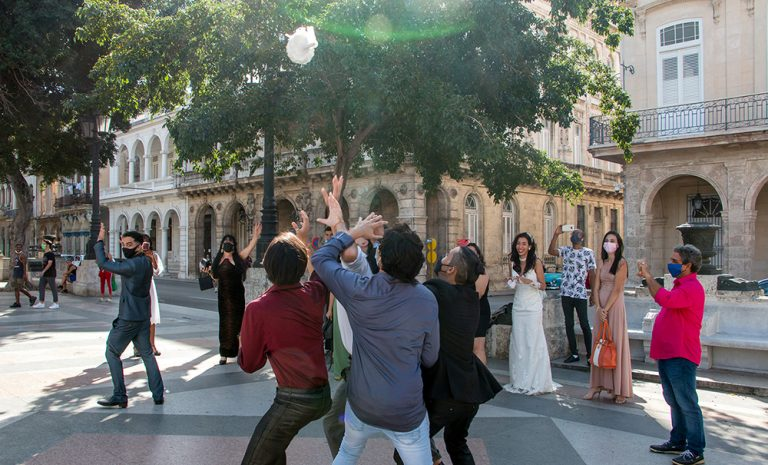 La juventud cubana no para de soñar; no se detiene y lleva la alegría como estandarte.