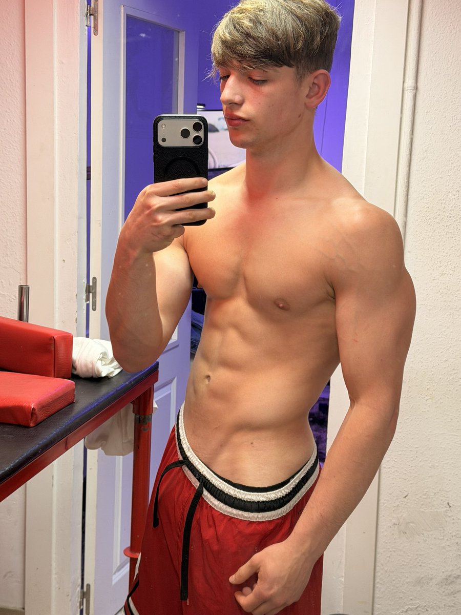 KING-Saint Laurent tweet media