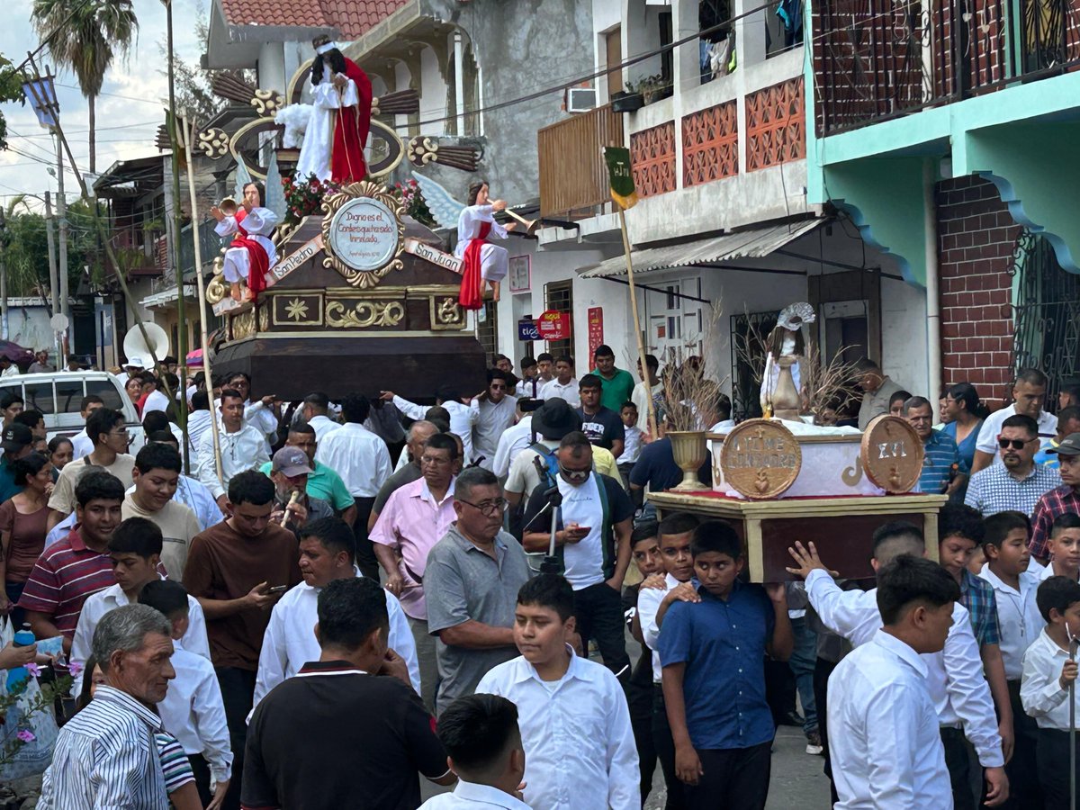 elsalvador's tweet photo. #SemanaSanta | La feligresía católica conmemora la traición de Judas Iscariote luego de entregar a Jesús al por 30 monedas de plata. Así se vive este Miércoles Santo en Apastepeque, #SanVicenteNorte. 

📷 Huber Rosales https://t.co/PDjUrgq7ty