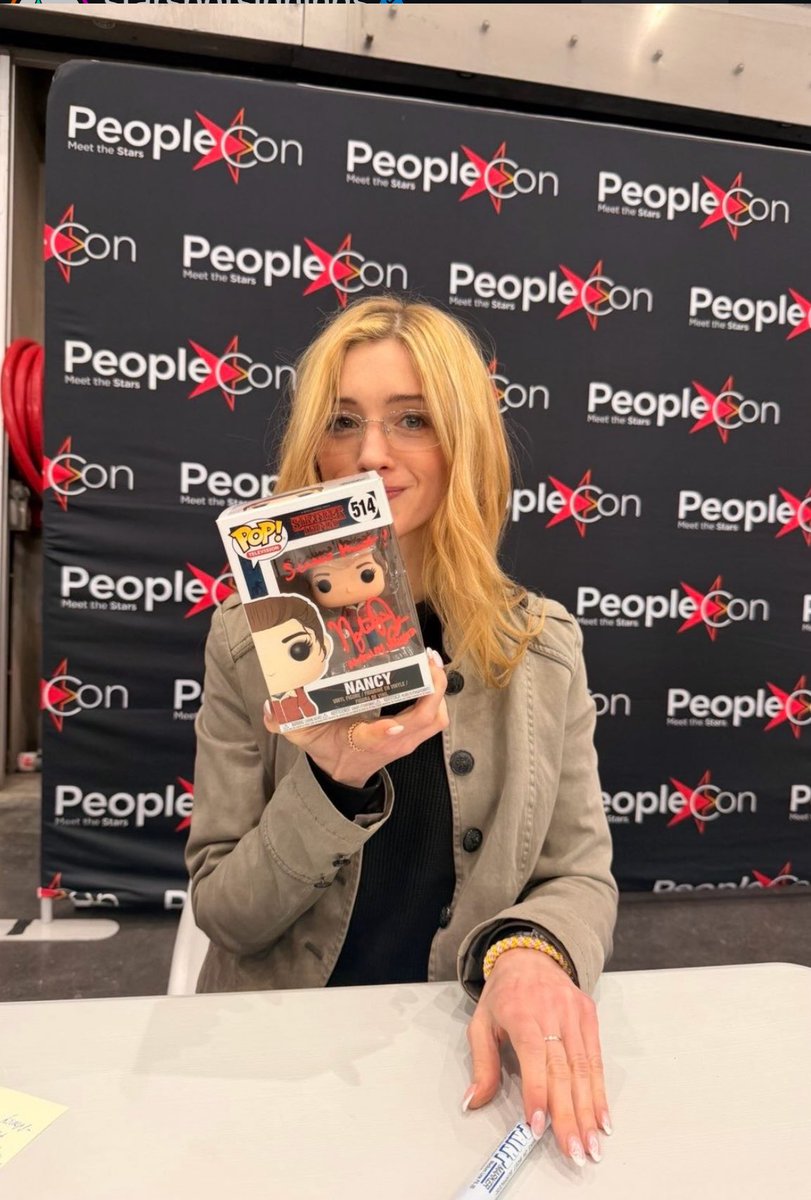 jancysfinder's tweet photo. natalia signing stuff last weekend🩷 https://t.co/MIxH9R9eRz