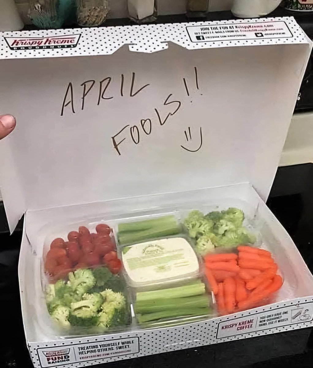 DanielC35962359's tweet photo. @krispykremeUK someone bought me what I assumed was a box of Krispys but was this instead

could I have a free box of glazed jammys to make up for trauma 😜 https://t.co/xEFW1WDrtL