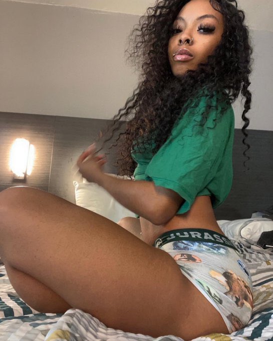 luciapiscess's tweet photo. I’m his main bitch fck a wedding ring https://t.co/KbRpjcHa4V
