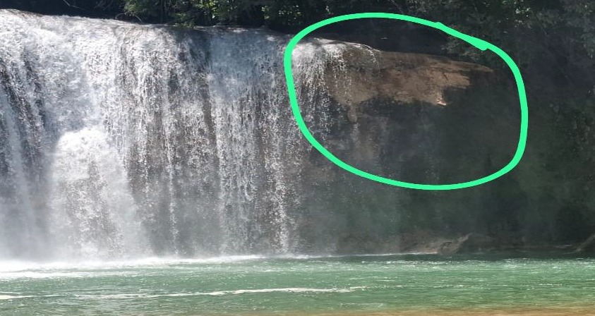 TabascoHOY's tweet photo. #ReporteTH🚨| Colapso en Cascadas de Agua Azul moviliza a autoridades en Chiapas
La Secretaría de Protección Civil Chiapas informó que una sección de la zona panorámica en las Cascadas de Agua Azul, en el municipio de Tumbalá, colapsó de forma natural debido a la fuerza del flujo de agua.
👉 Hasta el momento:
✅ No hay personas lesionadas
✅ Autoridades ya inspeccionan la zona
👷♂️ Personal especializado se dirige al sitio para evaluar posibles riesgos y determinar las condiciones de seguridad.
⚠️ Se exhorta a visitantes a respetar las áreas restringidas y seguir indicaciones oficiales. #GrupoCantón 👉 https://t.co/MaPADTvVVx