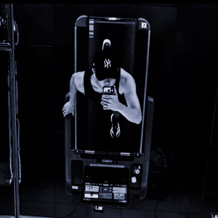 ㅤㅤ POV: você conquistou um vampiro tatuador que adora passar um tempo de qualidade e dar presentes, que não sabe se expressar bem mas compensa com atitudes, ama vinho, doces, animações antigas, descobrir músicas novas e é capaz de fazer tudo por você. ㅤㅤ