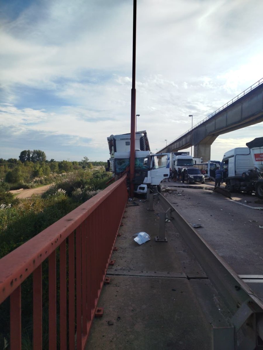 mbradanini's tweet image. #RN12 Km. 110 Puente Urquiza de Complejo Zarate - Brazo Largo, sentido S-N.
Transito cortado totalmente. 
#Demoras
