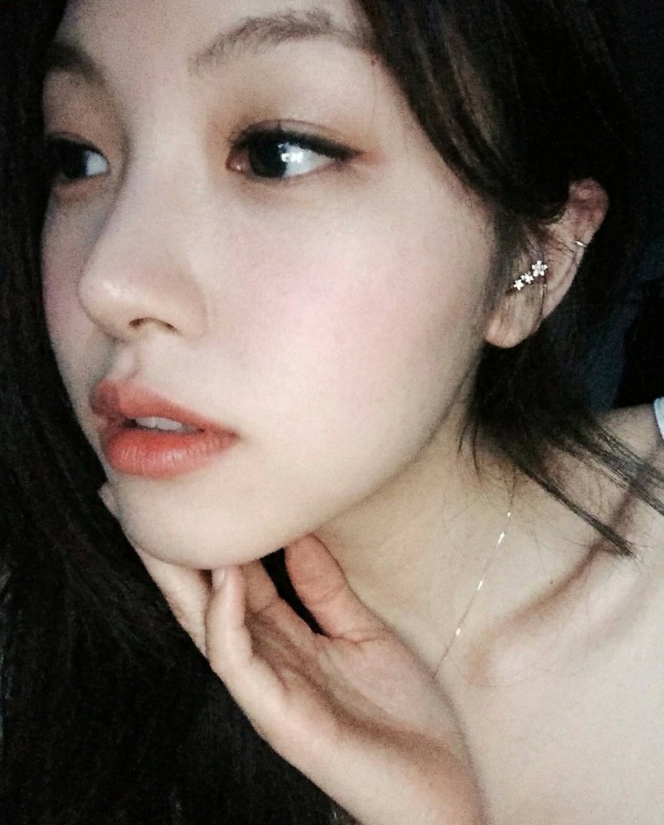 authorhee72 tweet media