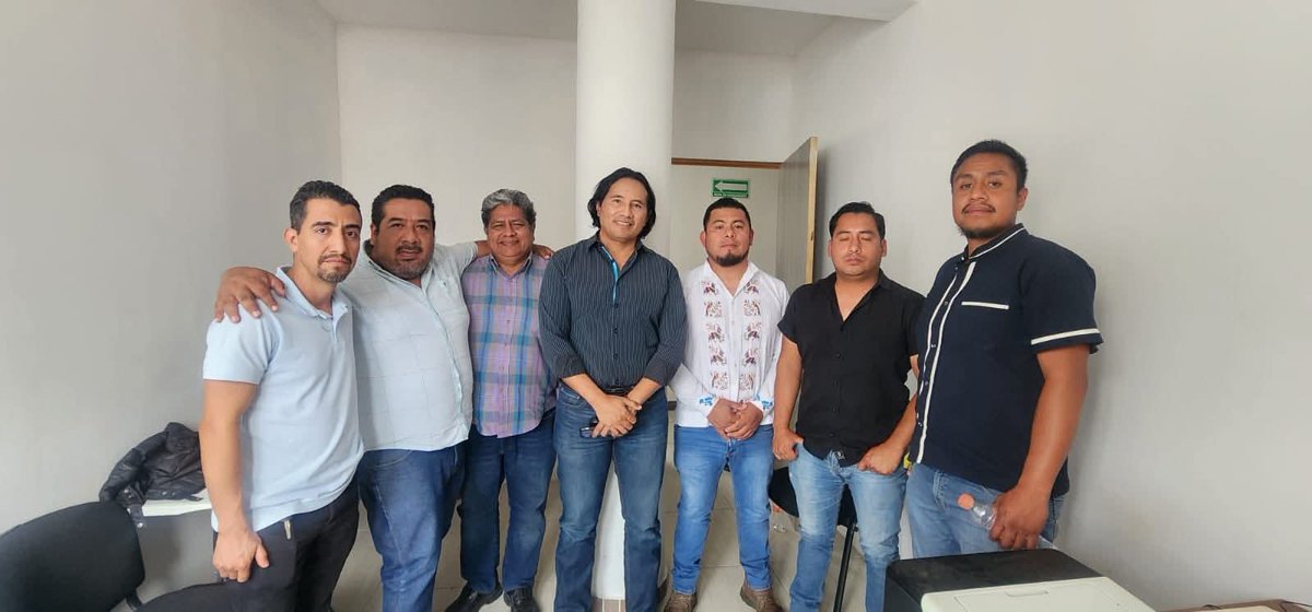 Día de reuniones en nuestra bella capital  de  #Oaxaca 👏🏽 Con nuestros representantes de San Miguel Quezaltepec y Huautla de Jiménez 👍🏽 Avanzamos en el proyecto de Morena Sí que encabeza nuestra compañera senadora <a href="/LuisaCGOax/">LuisaCortesGarciaOax</a> 
<a href="/destacar/">ISABEL FERNANDEZ AR</a> #SenadoraLuisaCortes
