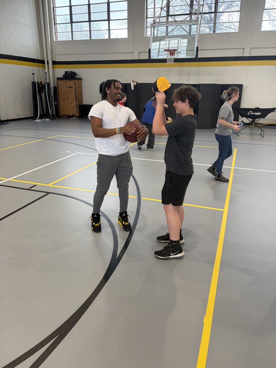 westlibfootball's tweet photo. Positive impact on the community✅

Our guys spent the morning with Brooke Middle School playing basketball and having fun! https://t.co/dWWyXmvmQ1