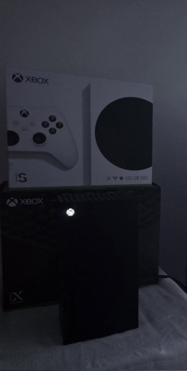 DaLegendaryXbot's tweet photo. I see all the April Fool jokes about Sony Ponies trading in their PS5 for a XSX but I'm so disgusted by and allergic to the Playstation that I can't even joke about owning one. #Xbox4Life #GamePass #Samsung #S85F #QDOLED https://t.co/GYQB4YJTJw