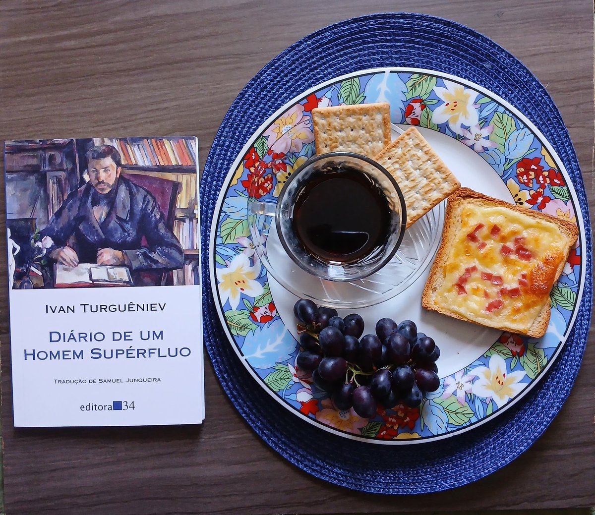 asoiafss's tweet photo. um dia eu voltarei com os meus "bom dia café da manhã twt" + leituras atuais... saudades https://t.co/o0jWZ1RO0b