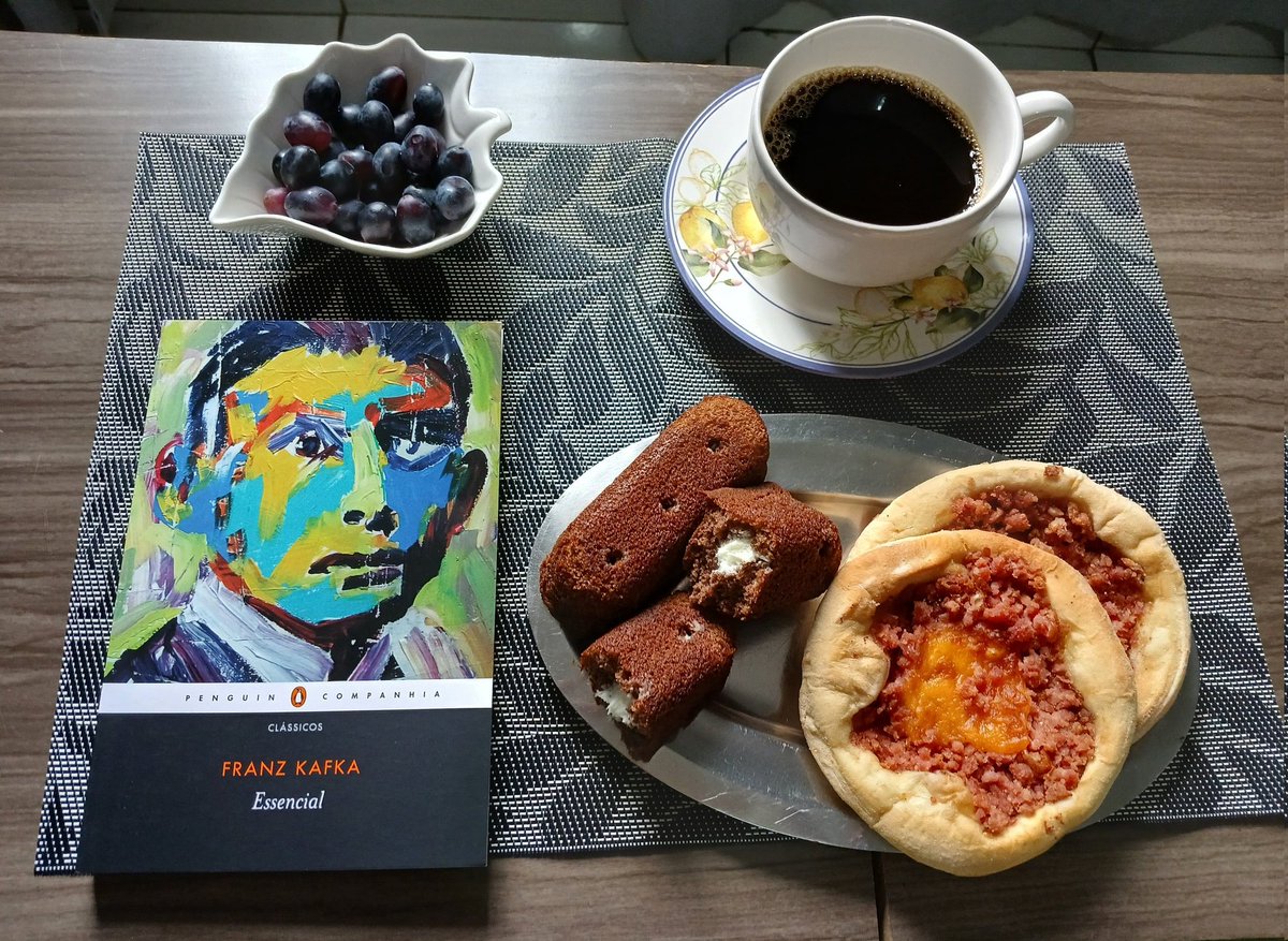 asoiafss's tweet photo. um dia eu voltarei com os meus "bom dia café da manhã twt" + leituras atuais... saudades https://t.co/o0jWZ1RO0b