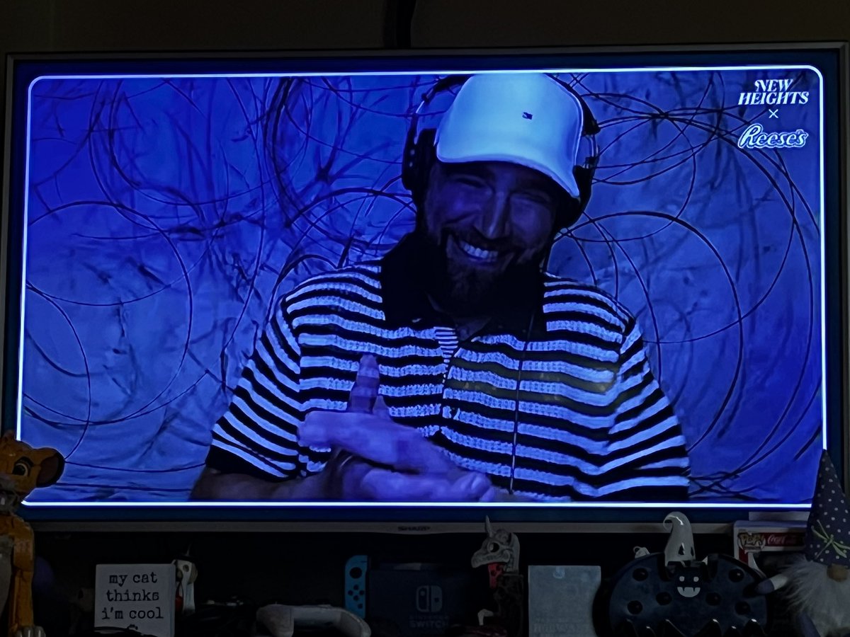 CleverConundrum's tweet photo. @newheightshow whaaaaat the hell is up with the chest hair background?! 😂😂 https://t.co/2NIGUoXstn