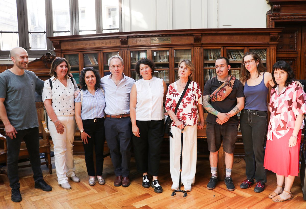 BNChile's tweet photo. El Archivo del Escritor de la @BNChile recibió la donación del archivo de la escritora, poeta, filósofa y artista visual Guadalupe Santa Cruz (1952–2015), autora de una obra singular e interdisciplinar. 
Más información en:  https://t.co/22A7Au9WJ9 https://t.co/dOzCxf0ndk