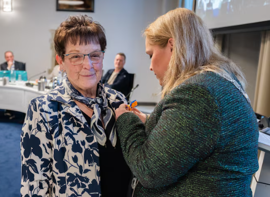 Gisteren kreeg mijn moeder een Koninklijke onderscheiding. 🎖️
Na 22 jaar in de gemeenteraad van Hontenisse en Hulst, en een politieke carrière die al in de jaren ’80 begon, een in mijn ogen meer dan terechte waardering. 💚