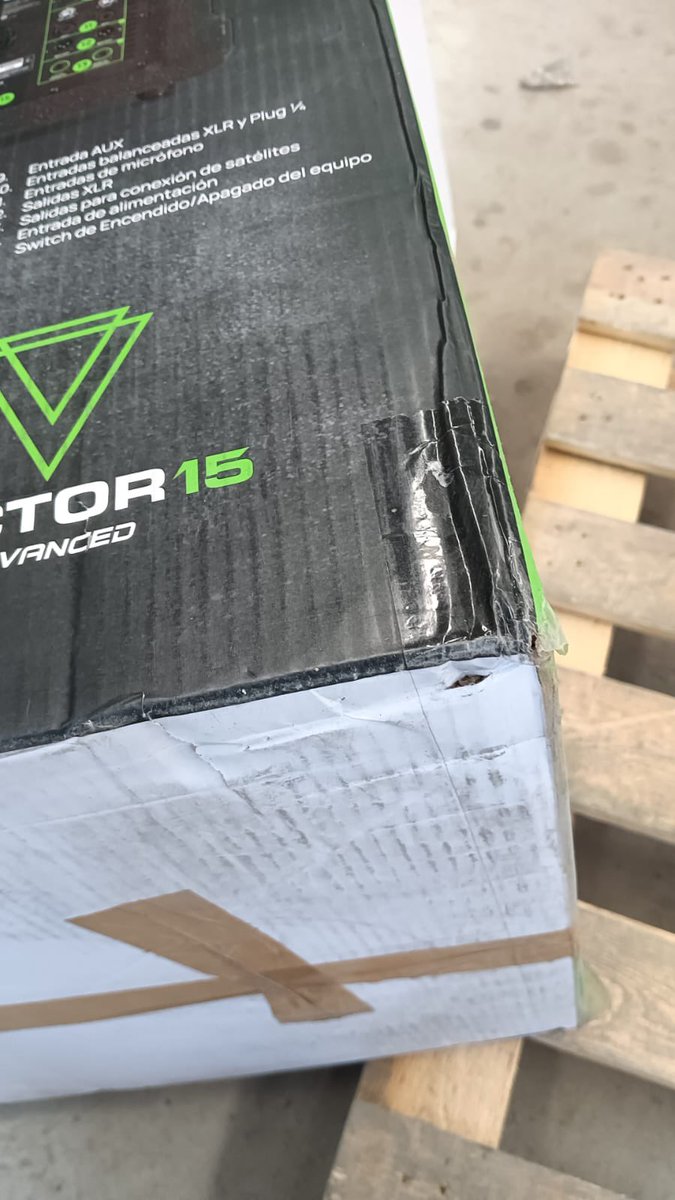 Pugfresor's tweet photo. Oye @FedExHelp  @FedEx me puedes explicar porque mi el producto que envié por tu paquetería llegó dañado a su destino a pesar de ir bien embalado. https://t.co/l1iI4R32qm