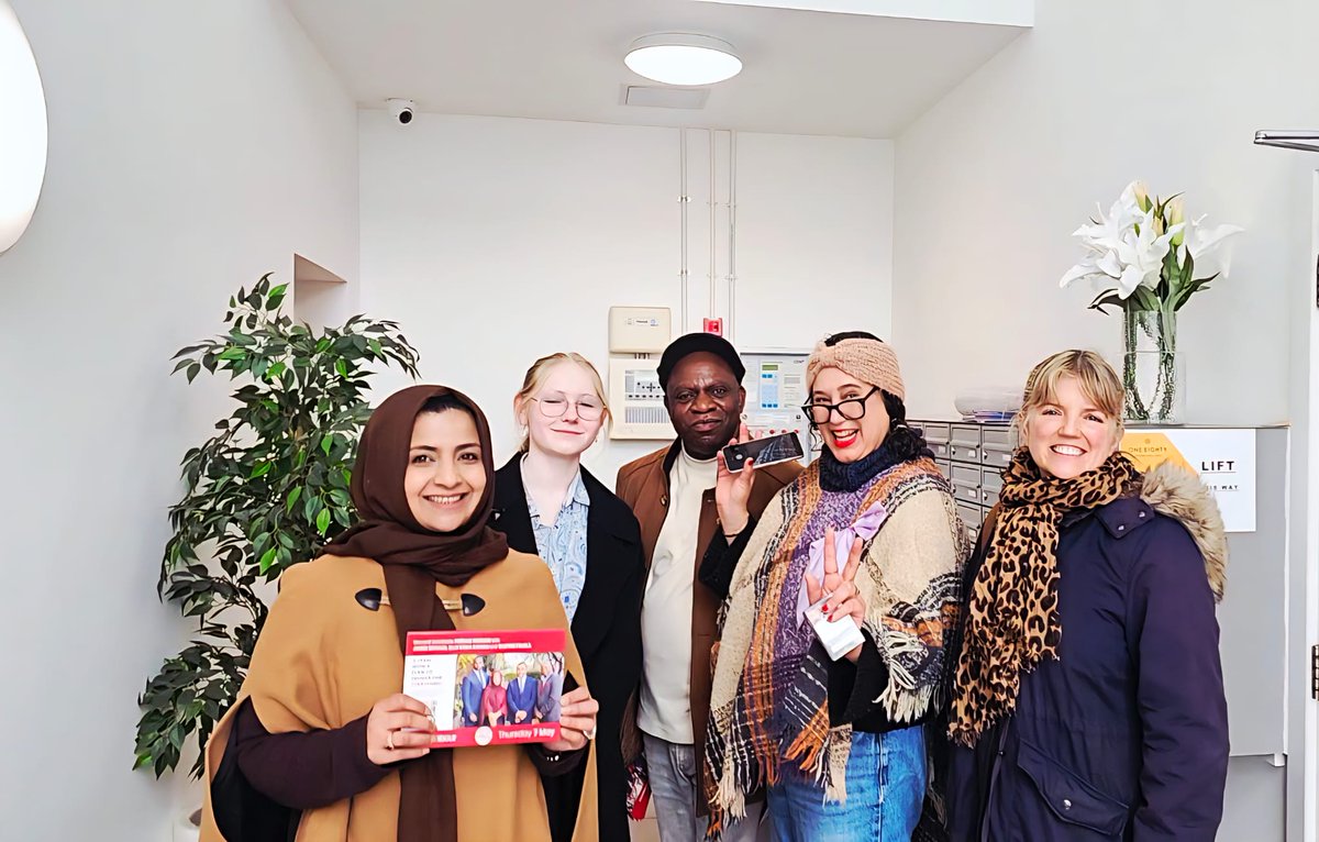 James_Beckles's tweet image. An active afternoon of canvassing in #Stratford today. Well done to the #Labour team who were out on the doorsteps🚪.🌹