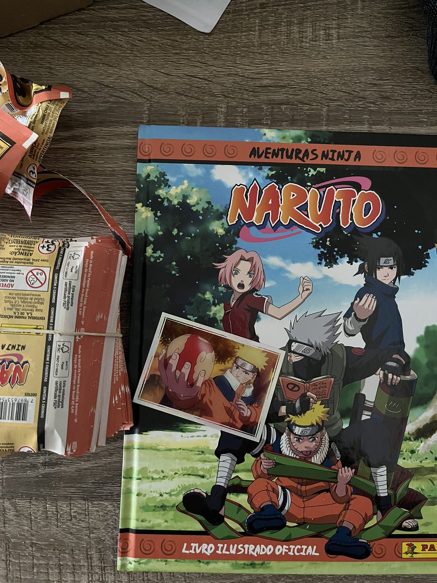 alecrlm's tweet photo. a vida ta ruim mas agora ta ruim com 60 pacotinhos de naruto pra abrir e tirar varias foda.

me sentindo uma criança https://t.co/eSJzDUzsDX