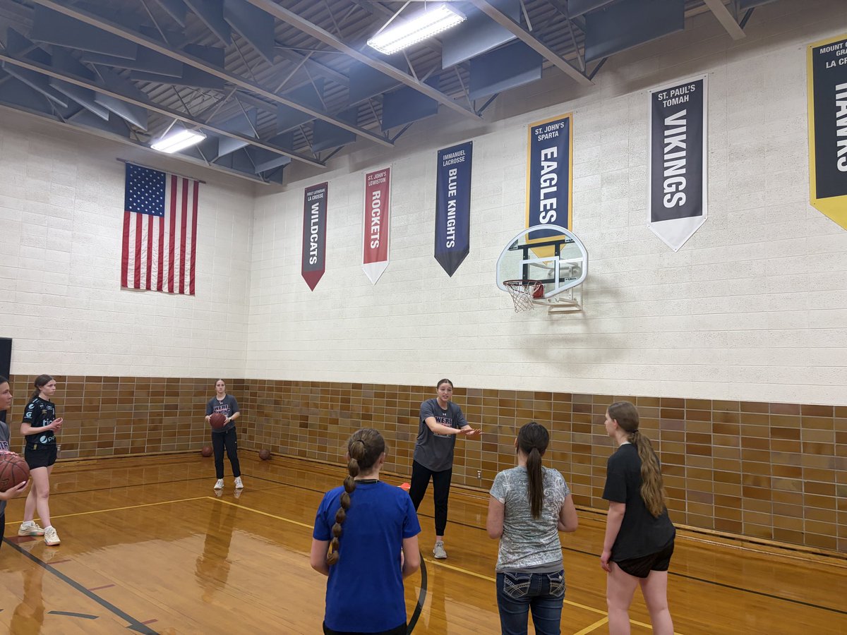 saintmarys_wbb's tweet photo. Thank you to St. Matthew’s for having us over recess! We had a great time working with you! #gotigers #cardfamily https://t.co/9yUK5DHSi1