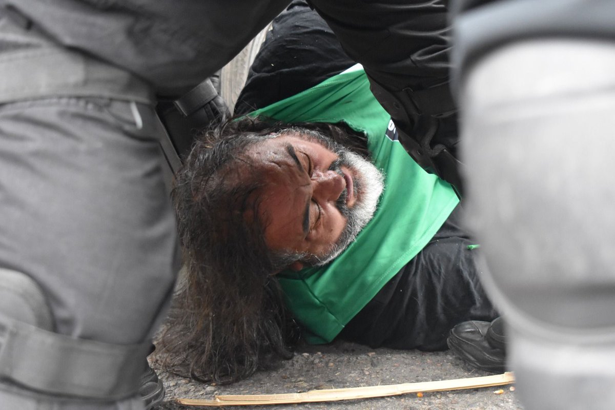 ate_mendoza's tweet photo. NOS SOLIDARIZAMOS Y REPUDIAMOS LA REPRESIÓN EN SAN LUIS
Denunciamos la violencia del gobierno de Poggi contra estatales que reclamaban salarios dignos. Hay decenas de heridos, entre ellos el Sec. Gral. ATE San Luis, Fernando Gatica. https://t.co/AFYBIJk9xI