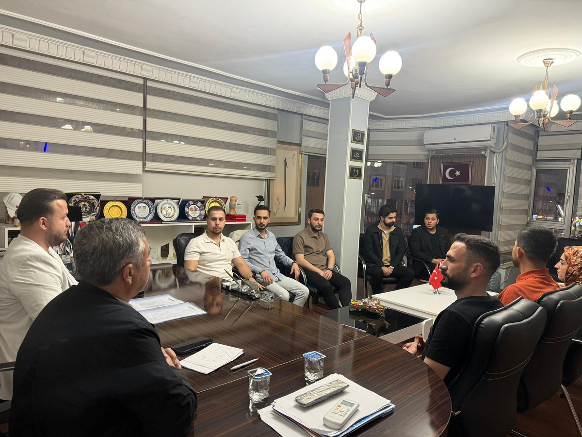 GencAskonBatman's tweet photo. Genç ASKON Batman Şube Başkanımız Veysi Öztürk ve yönetim kurulu üyelerimizin katılımıyla, “Deneyim Tohumları: Fikirler Filizleniyor” başlığı altında hayata geçirdiğimiz buluşmalar serisinin ilkini gerçekleştirdik.

Programımızın konuğu, ASKON Batman Teşkilat Başkanımız ve Özoğul İnşaat sahibi Hamdullah Özoğul oldu. Kendisi, iş dünyasındaki tecrübelerini ve girişimcilik yolculuğunda edindiği değerli kazanımları bizlerle paylaştı.

Genç iş insanlarının vizyonuna katkı sunmayı hedefleyen bu buluşmaların; fikirlerin gelişmesine, yeni projelerin filizlenmesine ve güçlü iş birliklerinin oluşmasına katkı sağlamasını temenni ediyoruz.

@ASKON 
@orhanaydin 
@Volkan_Khrmn08 
@GencAskonTR 
@a_sametozturk 
@bilallcaglayan 
@selmannasiroglu 
@OzturkVeysi72