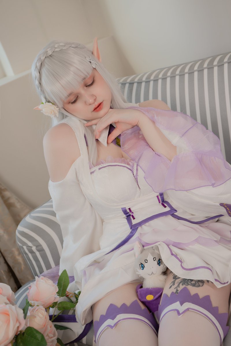 MintyMiyako's tweet image. you’re important to me really 🤍
#emilia #rezero #rezeroanime #cosplay