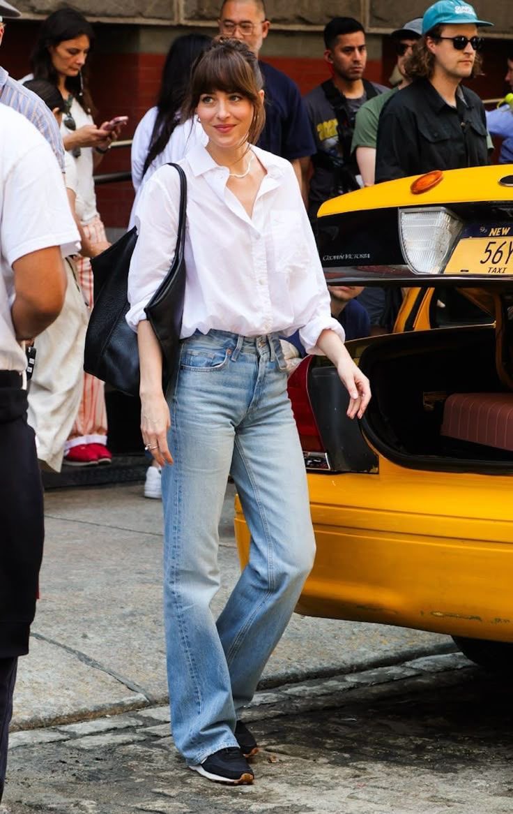 lesiverl's tweet photo. When the style is casual but your literally Dakota Johnson https://t.co/syRNy7rX6m