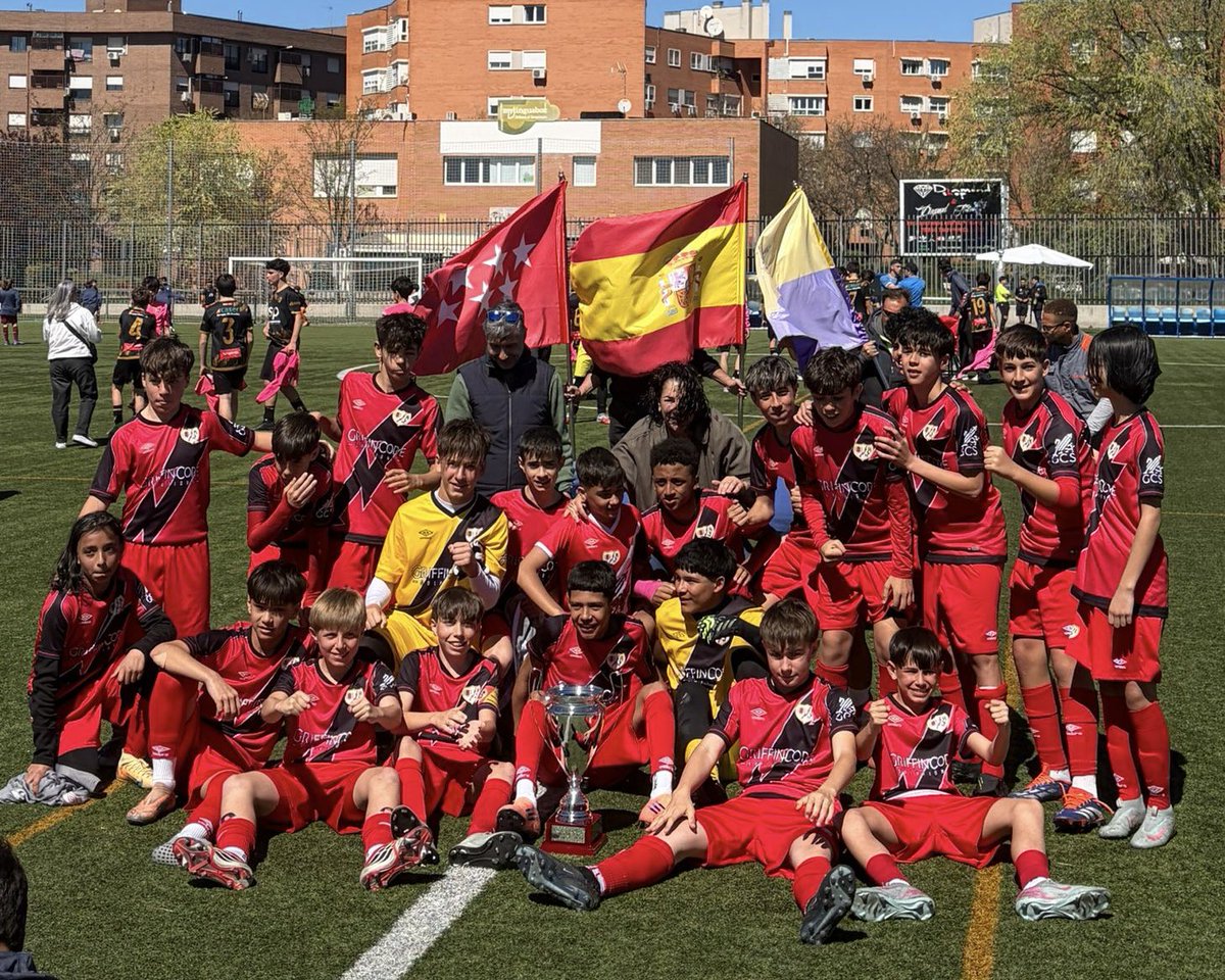 Rayo_academia's tweet image. 🥇 Nuestro Infantil B #FRV, 𝐜𝐚𝐦𝐩𝐞𝐨́𝐧 del Madrid Youth Cup. 

¡Enhorabuena, a todos! 🤩⚡️
