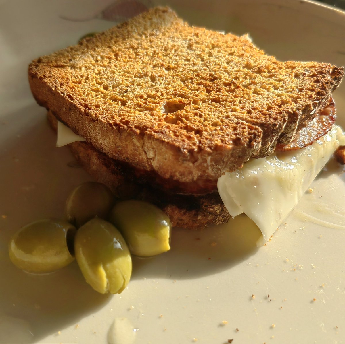 pawelekg's tweet image. Prawdziwe śniadanie mistrzów! Tosty z szynką konserwową smażoną na oliwie, serem z szynką i oliwkami. Szynka z własnej świnki a serek od własnej krówki! Mniam! :) Toasts with deviled ham and cheese with ham and olives for breakfast. My own #photography #foodphotography 📷😋😊