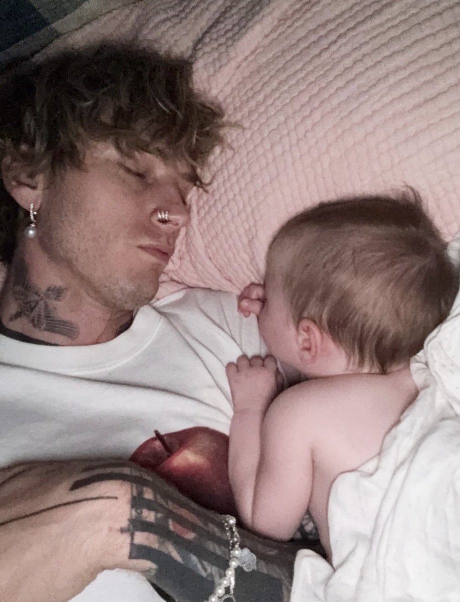 kristenESTXX 🚬 tweet media