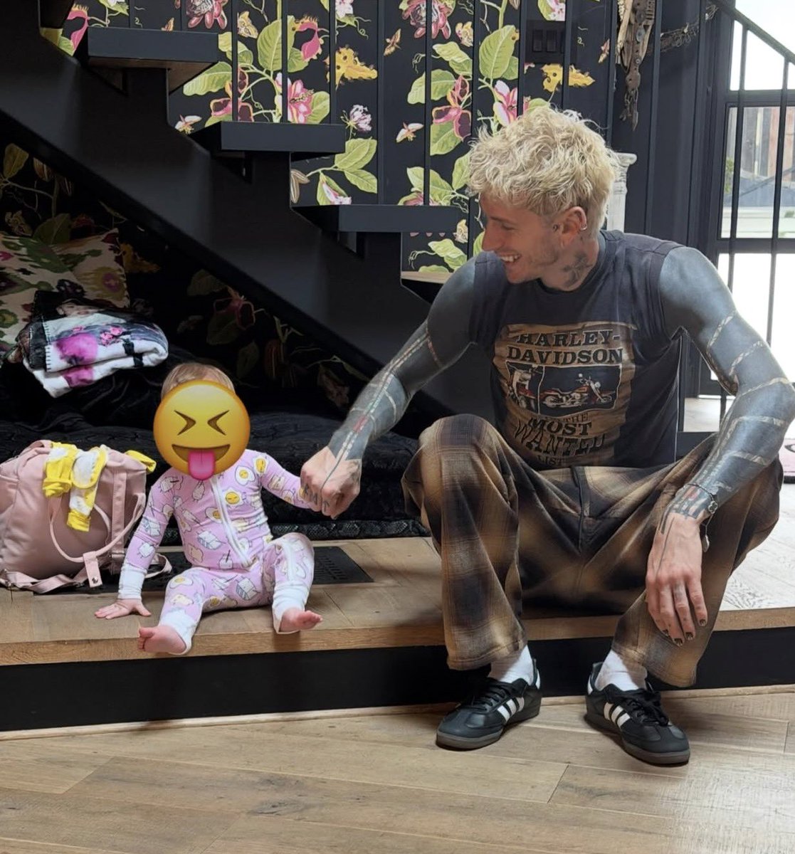 kristenESTXX 🚬 tweet media