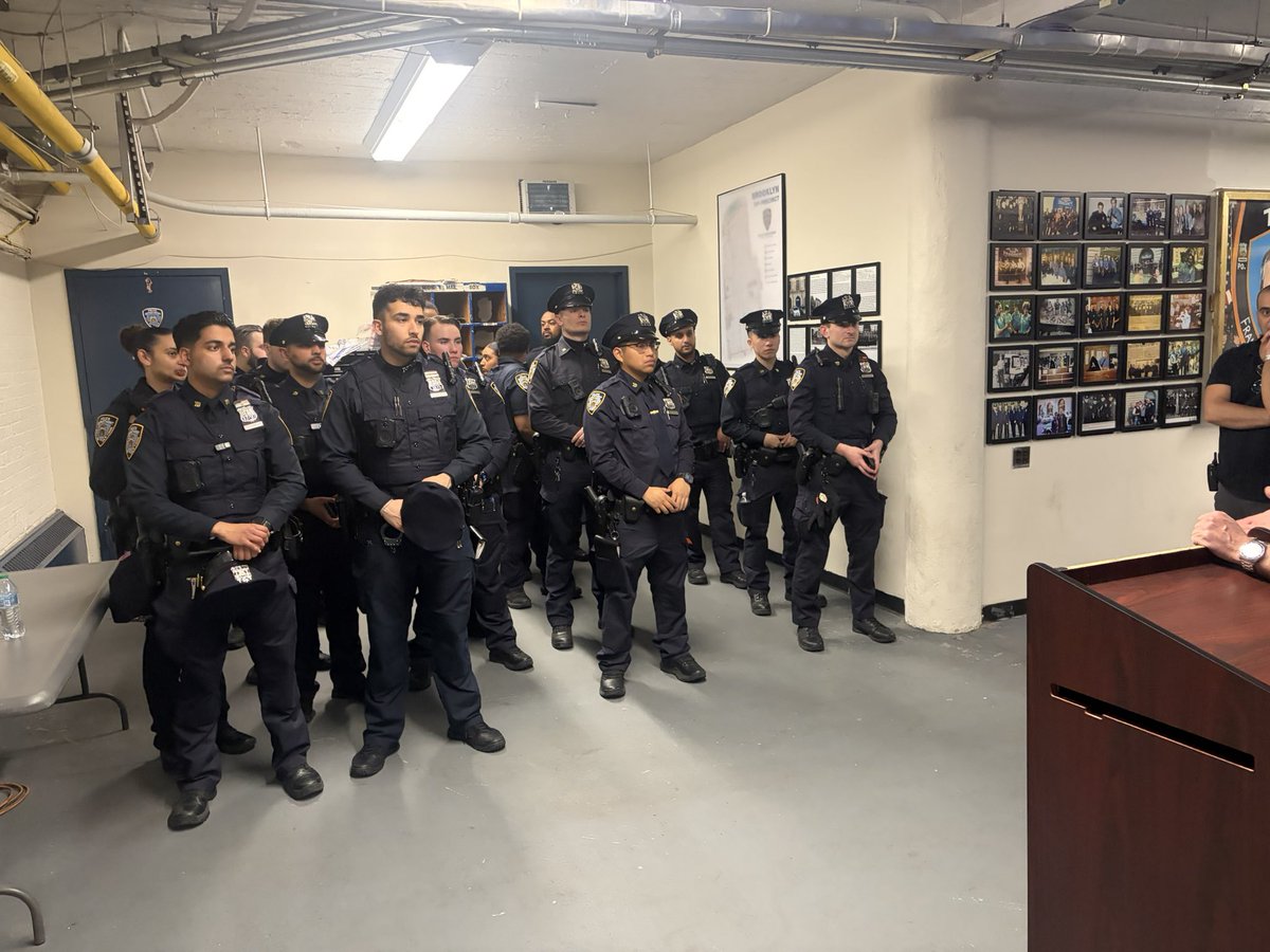 NYPD70Pct's tweet photo. This afternoon, Community Leader Robert Moskovitz stopped by roll call to speak with officers as we welcome the start of Passover. 👮‍♂️🤝 https://t.co/jaBdXiu4QM