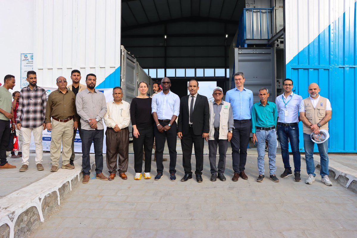 UNDPYemen's tweet photo. استقبلنا وفد @WorldBankMENA في موقع إنزال الأسماك "دوكيارد" في #عدن، والذي يُعد مركزًا رئيسيًا في سلسلة قيمة قطاع الثروة السمكية في #اليمن 🐟

من خلال مشروع #SFISH، يعمل @UNDP على تعزيز البنية التحتية الحيوية لتحسين جودة الأسماك ودعم #سبل_العيش_المستدامة للمجتمعات الساحلية 💙 https://t.co/nmGswovMzh