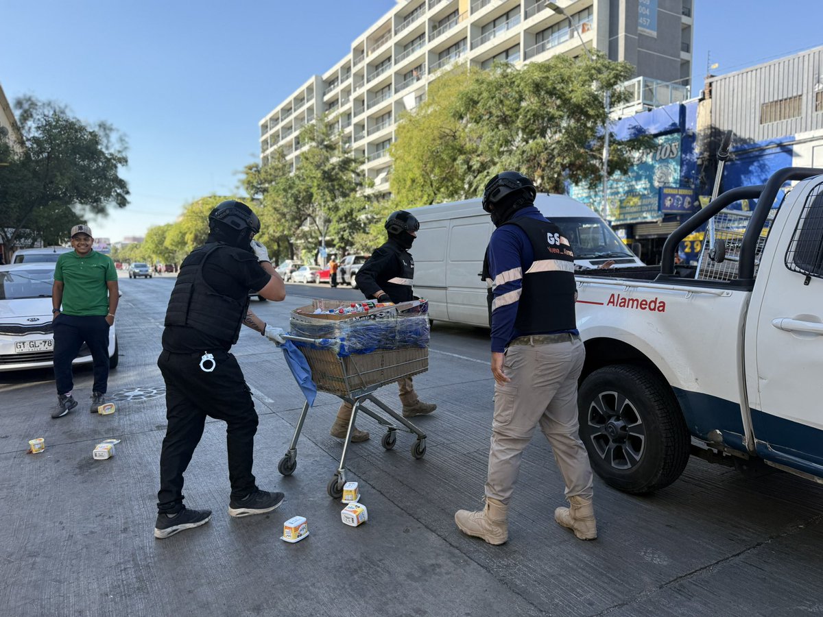 muniecentral's tweet photo. Durante esta jornada, realizamos un nuevo operativo de retiro de carros de comida en puntos estratégicos de la comuna, junto a Carabineros, recuperando así, espacios públicos en #EstaciónCentral. 

¡Seguiremos trabajando por nuestros vecinos y vecinas! 💪🏻🛒 https://t.co/OOqwVNqJeV