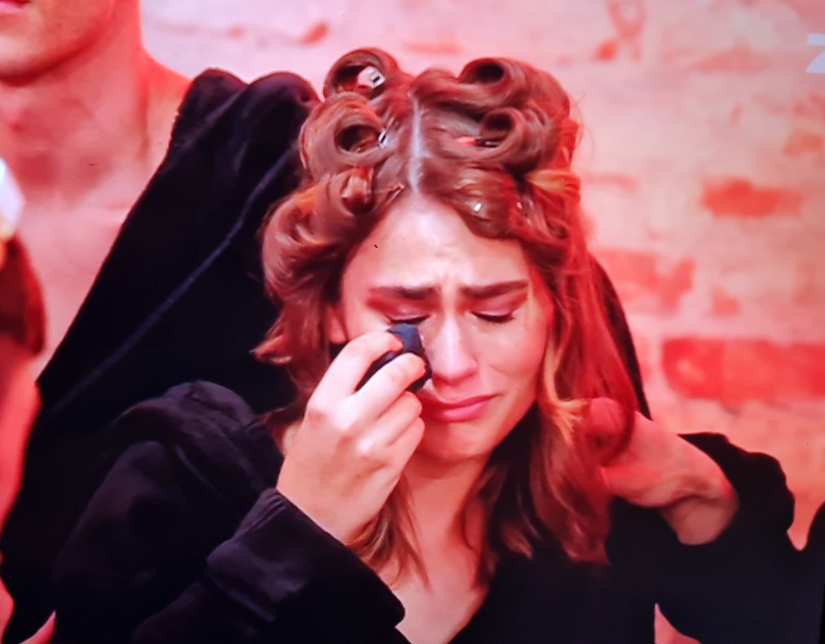 Julia auch so harte Einzelkind-Vibes, immer, wenn was nicht so läuft wie sie es möchte ist gleich Existenzkrise #GNTM