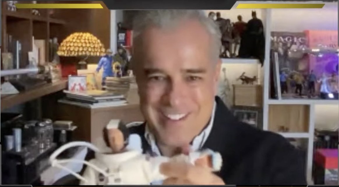 J03_LR's tweet photo. ¿Nadie va a hablar de cómo Don Armando (@jeabello) mostró la figura de Buzz Aldrin en el stream de @JaSantaolalla, igual a cómo le mostró el Furby a Betty? 😂 https://t.co/krECBDaC79