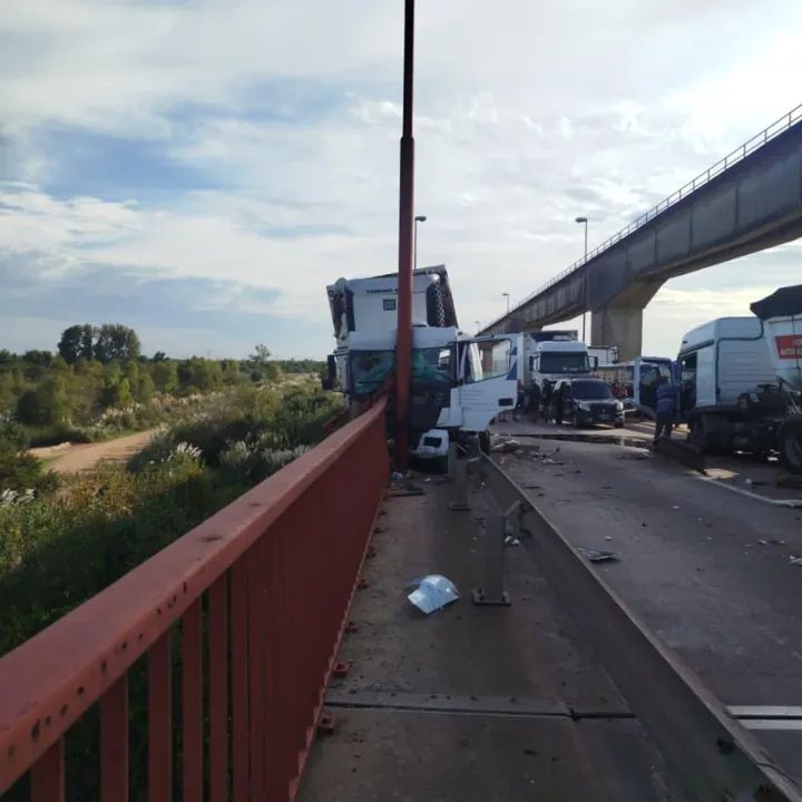 Masnoticias_com's tweet image. 🛑🛑 Se encuentra cortado el tránsito en el complejo Zárate -Brazo Largo.ante el siniestro  vial con un camión involucrado 
RN12 Km. 110 Puente Urquiza de Complejo Zarate - Brazo Largo, sentido S-N.
Transito cortado totalmente. 
#Demoras