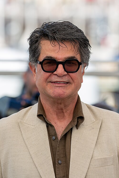 canseItan's tweet photo. İranlı yönetmen Cafer Penahi, Cannes’da Altın Palmiye kazanmasının ve iki Oscar adaylığı elde etmesinin ardından, hakkında verilen hapis cezasına rağmen kara sınırından İran’a döndü.

Penahi, kendisine yöneltilen bir soruya, “Tek pasaportum var ve ülkeme döneceğim” yanıtını vermişti.