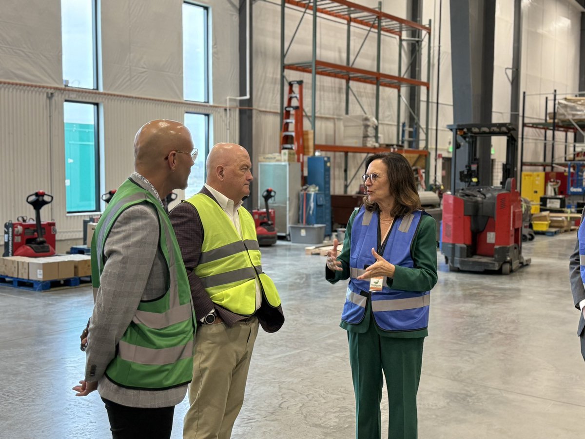 SenatorFischer's tweet photo. Food Bank for the Heartland serves hundreds of thousands of Nebraskans every year. At their brand new facility in Omaha, they’ll be able to do even more. I toured the operation this morning to see how they will continue helping those in need and provide high-quality services across the state.