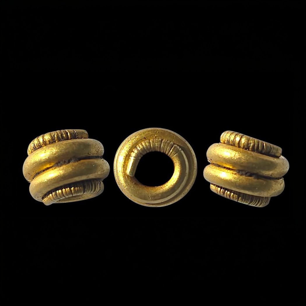 _Treasure_Kings's tweet image. Gold #find from Denmark! 🇩🇰
   Jimmy Christensen just unearthed this beautiful #gold jewelry - #Viking Age or possibly even earlier.
   What period do you think it is? 
Drop your thoughts below 👇