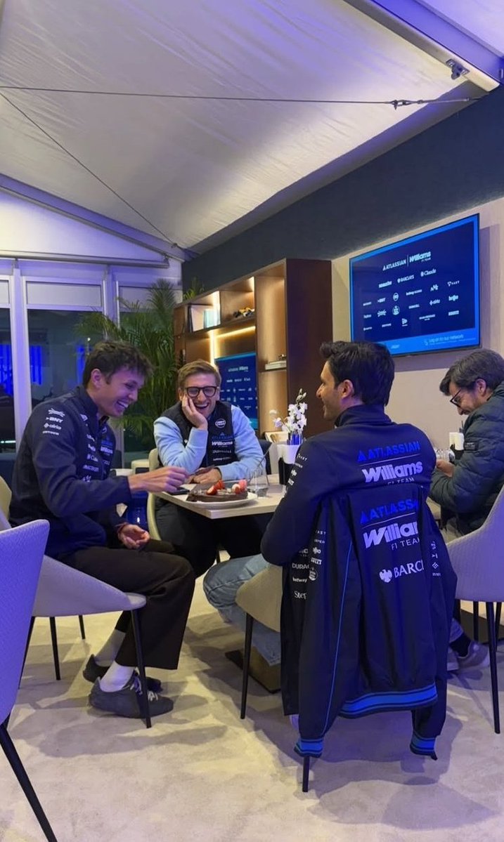 randomtweets 🦄 tweet media