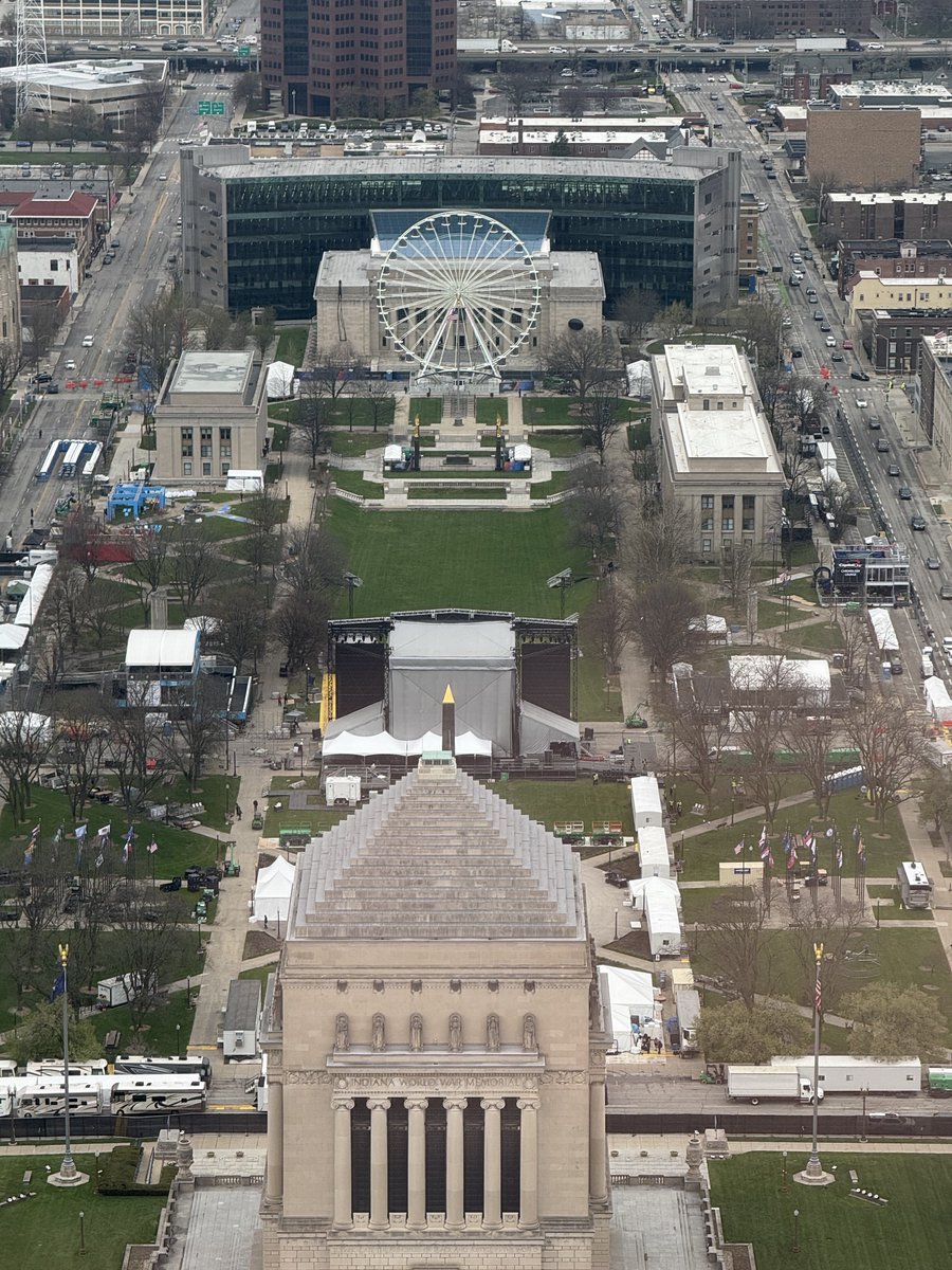 ejbroecker's tweet photo. Getting ready. It’s going to be #amazing. ⁦@IndyCM⁩ ⁦@IndyChamber⁩ ⁦@Windsorjewelry⁩ ⁦@MarchMadnessMBB⁩ ⁦@MonumentCircle⁩ https://t.co/pqTlKeu5BJ