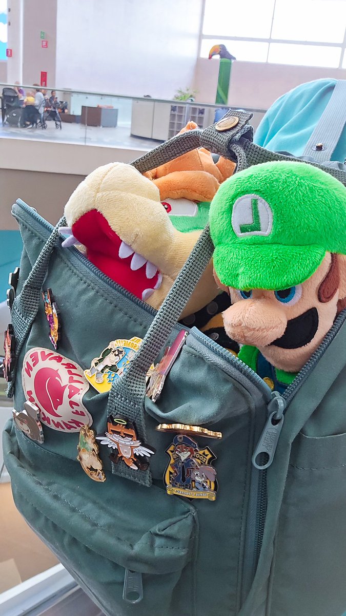 gatto00p2's tweet image. obviously I brought the husbands to the movie 💚💛