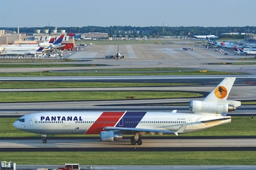 revistaflap's tweet photo. Cruzeiro e Pantanal com MD-11? NHT com E2? MD-80 da Panair? Hoje é 1º de abril e nenhum deles existiu! Mas não custa imaginar, não é mesmo? 

Qual dessas edições do @pandabeting é a sua preferida? https://t.co/p7L6c1eKHs