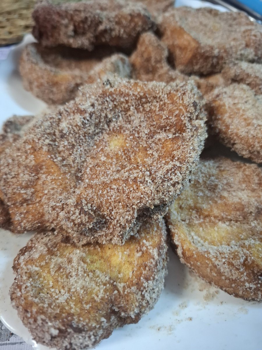 Y por fin tengo mis torrijas, llegó mi momento deseado😋, toda la tarde cocinando😅, normalmente yo soy la pinche,mejor dicho la que se las come mientras, la figurante, pero hoy era la cocinera oficial🤣.
