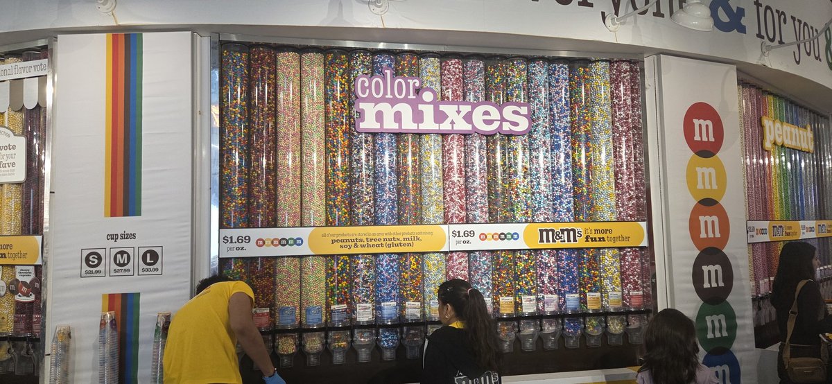 fitzyok's tweet image. Siúlóid inniu sa Pháirc Lárnach(central park) ar lá meirbh(sultry)agus báisteach🌧ag bagairt(threatening). Milseáin &amp;amp; Milseáin  go flúirseach(plenty). Cearnóg an Ama(Time Square) lán de ghlór aréir(plenty noise last night). Codladh(sleep)🙄🤣
#100DaysofGaeilge 
#100daysofwalking