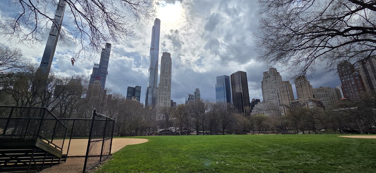 fitzyok's tweet image. Siúlóid inniu sa Pháirc Lárnach(central park) ar lá meirbh(sultry)agus báisteach🌧ag bagairt(threatening). Milseáin &amp;amp; Milseáin  go flúirseach(plenty). Cearnóg an Ama(Time Square) lán de ghlór aréir(plenty noise last night). Codladh(sleep)🙄🤣
#100DaysofGaeilge 
#100daysofwalking