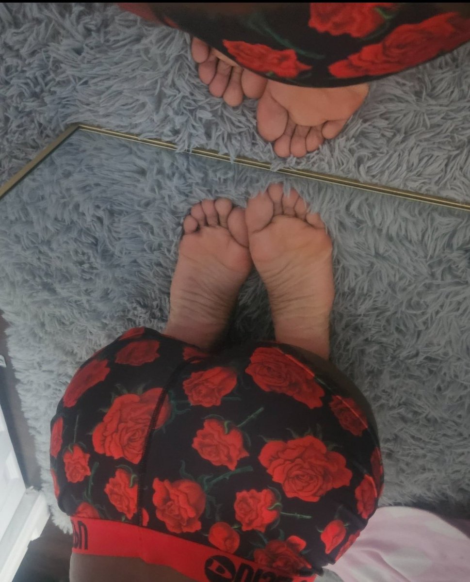 Hiddenframe20's tweet image. Roses, red, and a little temptation 🌹❤️
I know exactly what you came here for.
#financialdomination #findom #highmaintenance #paypig #sugardaddy #feetfetish #feetworship #feet #toes #soles