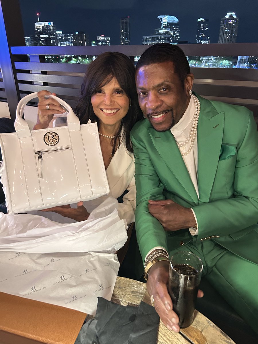 victoriarowell's tweet photo. FABULOUS EP #keithsweat of our film #thesecretbetweenus dropping @amctheatres 4/3 gave his leading ladies the #royal treatment gifting his signature bag https://t.co/GnLRJq0onY https://t.co/a4ugS2KR5S