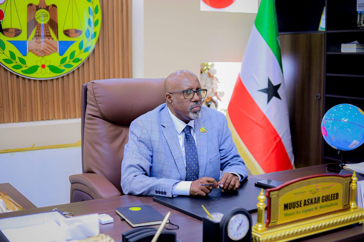SLNTV's tweet photo. #Sawiro: Hay'adda caymiska qaranka Jamhuuriyadda Somaliland iyo wasaaradda warfaafinta, dhaqanka iyo wacyigelinta oo kala saxeexday heshiis la xidhiidha wacyigelinta caymiska.
Heshiiskan isfahan ayaa ujeeddadiisu ahayd wacyigelin ta arrimaha caymiska oo laga bilaabayo gobollada dalka oo dhan si bulshadu u fahanto muhiimadda caymisku leeyahay, waxaana la isla gartay in wasaaradda warfaafinta oo maamusha warbaahinta dawladda iyo hay'adda caymiska qaranku ay si wada jir ah uga qayb qaataan.
Kulan ka waxa goobjoog ka ahaa masuuliyiinta sare ee hay'adda caymiska qaranka oo uu hoggaaminayo guddoomiyaha hay'addaas mudane Axmed Xirsi Ducaale isla markaana ay weheliyaan agaasimaha guud iyo xubno ka tirsan agaasime-waaxeedyada hay'addaas, halka dhinaca wasaaradda warfaafinta na ay goobjoog ahaayeen Wasiir-ku-xigeenka wasaaradda mudane Muuse Askar Guuleed oo ay wehelinayaan agaasimaha guud ee wasaaradda Cabdisalaan Maxamuud Ducaale (Ilkacase) iyo qaar ka mid ag agaasime-waaxeedyada wasaaraddu.
Heshiiska waxa dhinaca hay'adda caymiska qaranka u saxeexay guddoomiyaha hay'addaas Axmed Xirsi Ducaale, halka wasaaradda warfaafinta na uu u saxeexay Wasiir-ku-xigeenka wasaaraddu Muuse Askar Guuleed.